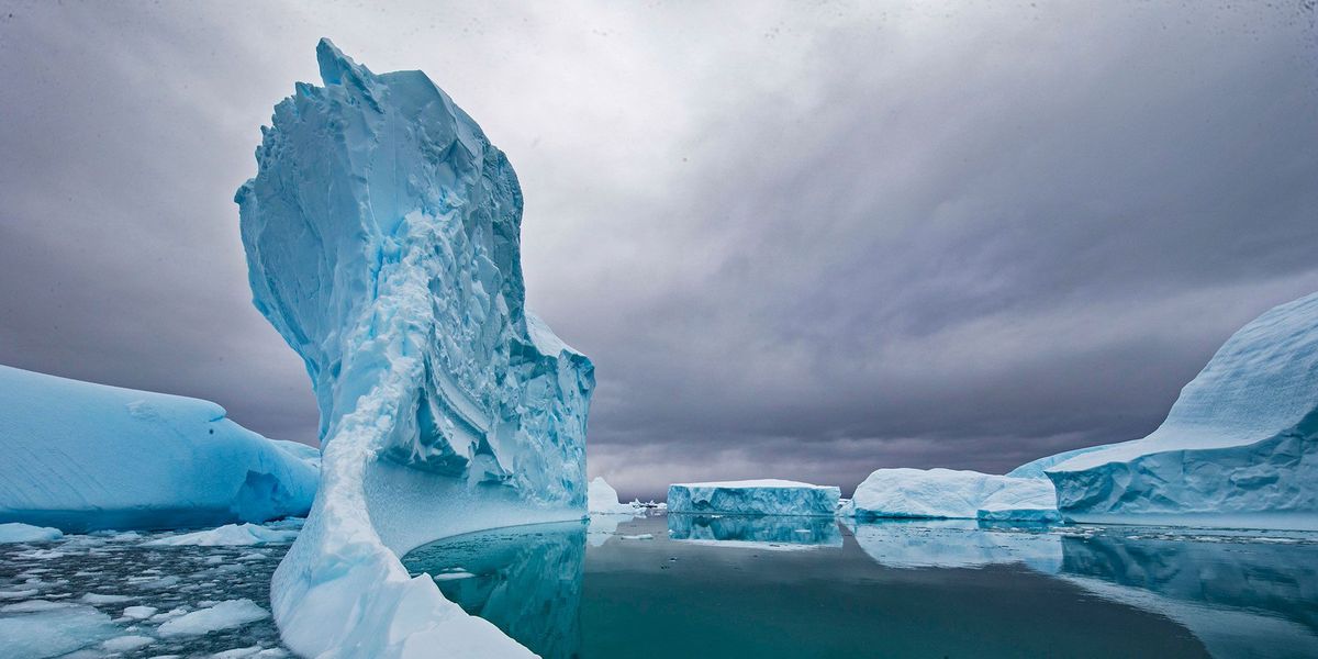 Een ijsberg smelt in wateren voor de kust van Antarctica Het tempo waarin dit continent zijn ijs kwijtraakt is aanzienlijk gestegen
