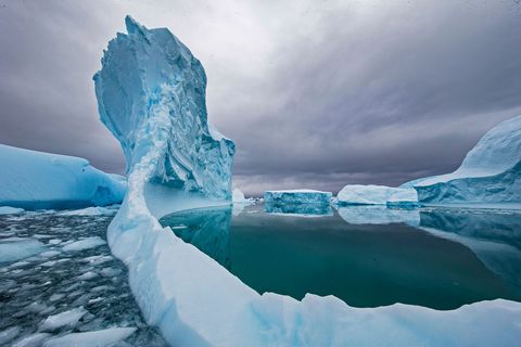 Een ijsberg smelt in wateren voor de kust van Antarctica Het tempo waarin dit continent zijn ijs kwijtraakt is aanzienlijk gestegen