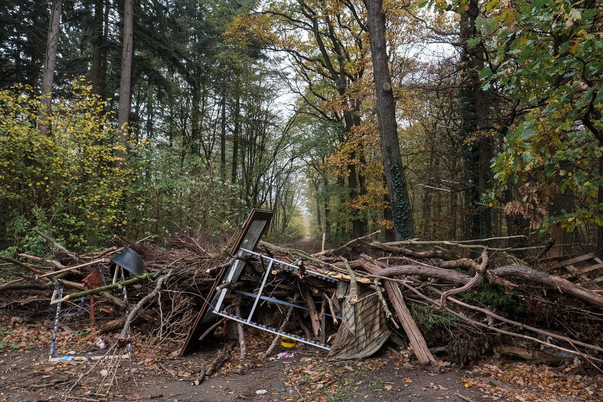 Met barricades blokkeren landbezetters de toegang tot het Hambacher Forst in Duitsland de groep protesteert sinds 2012 tegen een bruinkoolmijn en tegen gedwongen ontruiming van hun krakersdorp