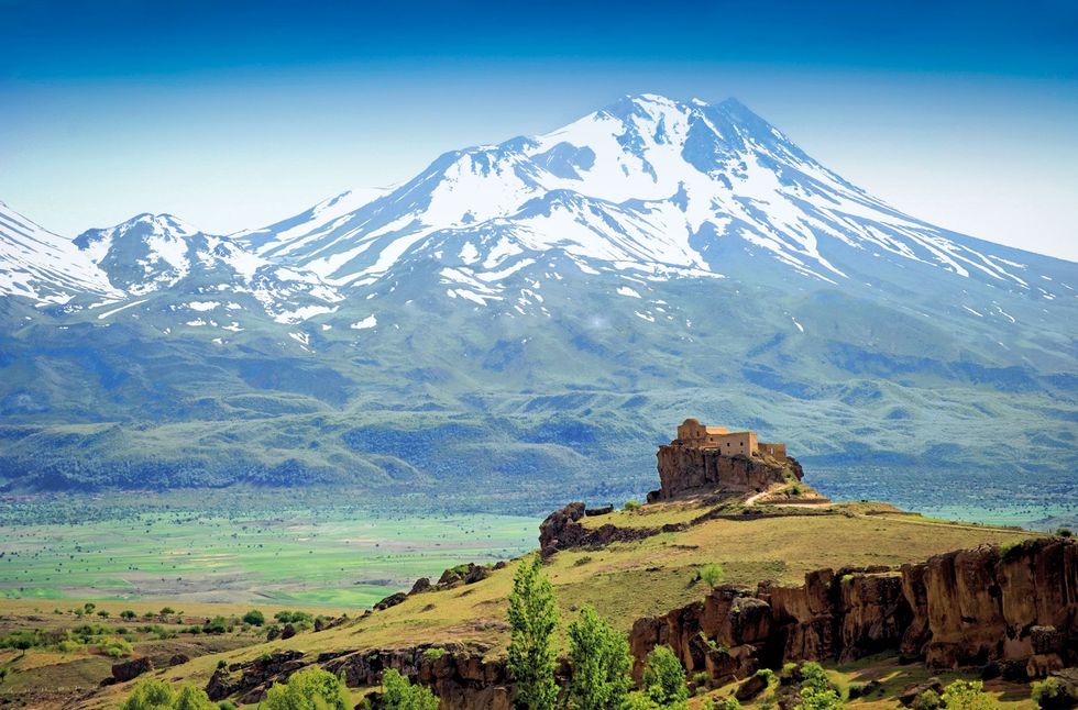 De Hasan Dagi hier op de achtergrond is met een hoogte van 3253 meter de op een na hoogste berg van CentraalAnatoli