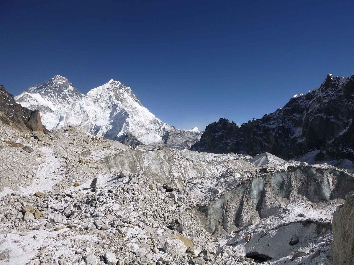 Het grootste deel van de gletsjer Changri Nup een van de honderden die door onderzoekers werden geanalyseerd is bedekt met puin Links op de achtergrond is de Mount Everest te zien