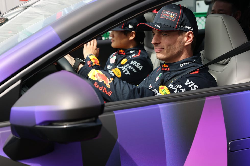 01-honda-0-suv-at-red-bull-racing-showrun-x-in-tokyo-with-max-verstappen-right-and-yuki-tsunoda-67eef967a38ed.jpg