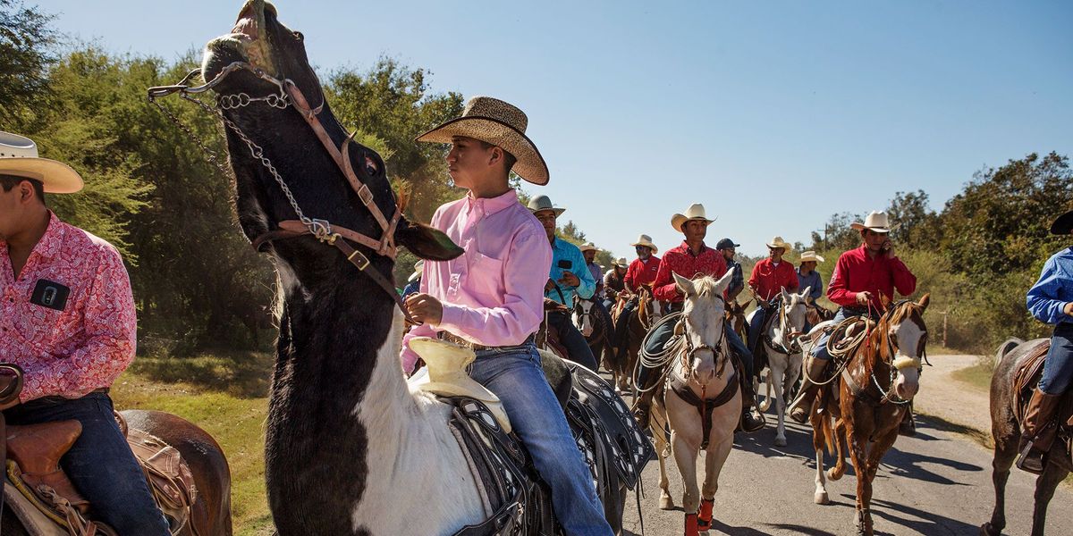 Duizenden Mexicanen nemen deel aan de Cabalgata de Morelos een driedaagse paardentocht met rodeos muziek en activiteiten De jaarlijks gehouden tochten zijn belangrijke culturele evenementen in deze agrarische regio