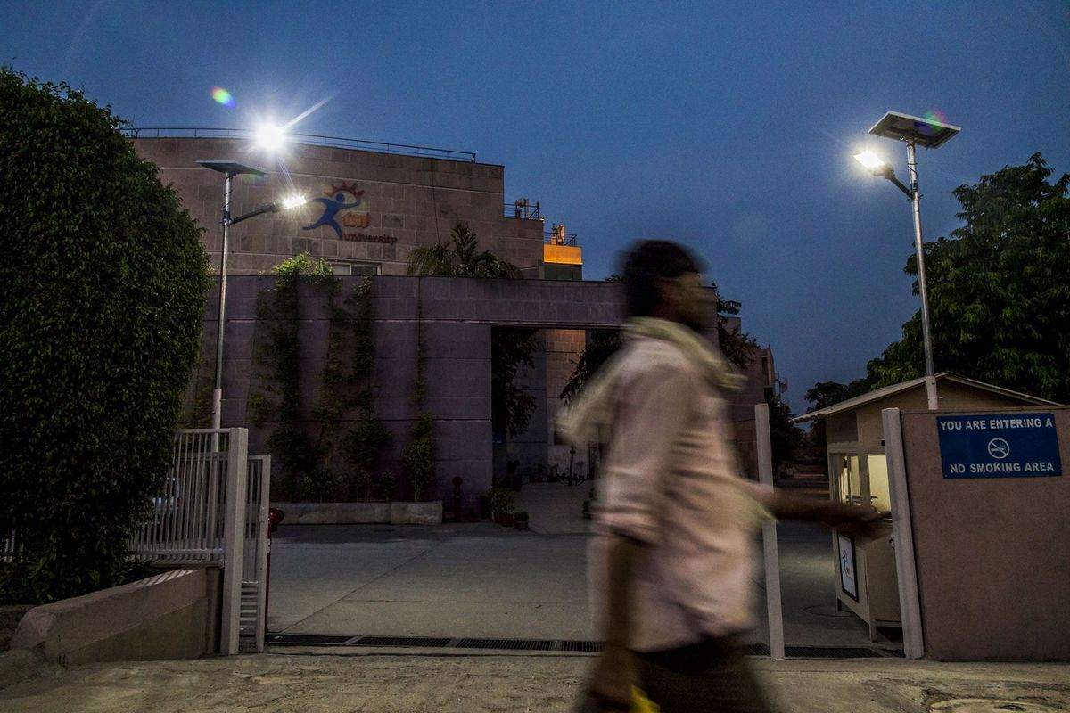 Een ingang van de TERI University in New Delhi in India wordt verlicht met ledlampen die branden op zonneenergie Het land is van plan om de komende jaren volledig op deze technologie over te stappen