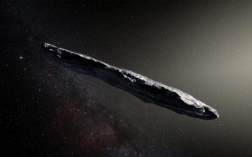 In deze getekende impressie van de in oktober 2017 ontdekte interstellaire asterode 1I2017 U1 Oumuamua doorkruist het hemellichaam ons zonnestelsel