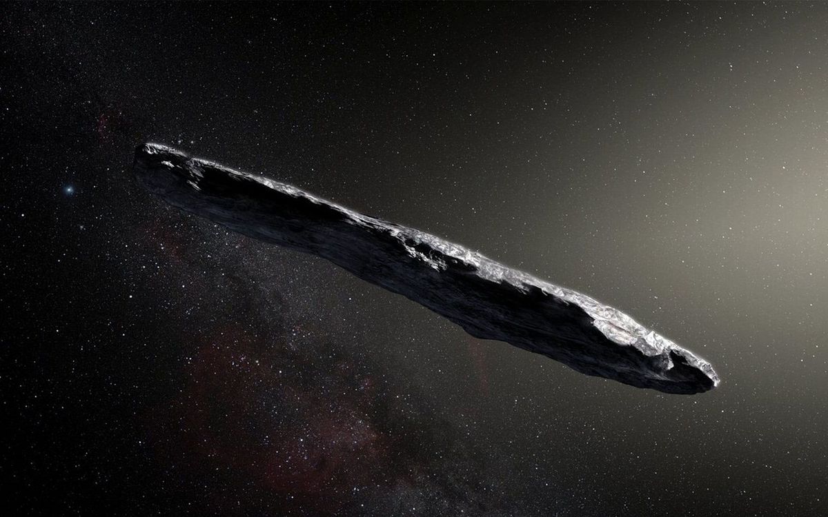 In deze getekende impressie van de in oktober 2017 ontdekte interstellaire asterode 1I2017 U1 Oumuamua doorkruist het hemellichaam ons zonnestelsel