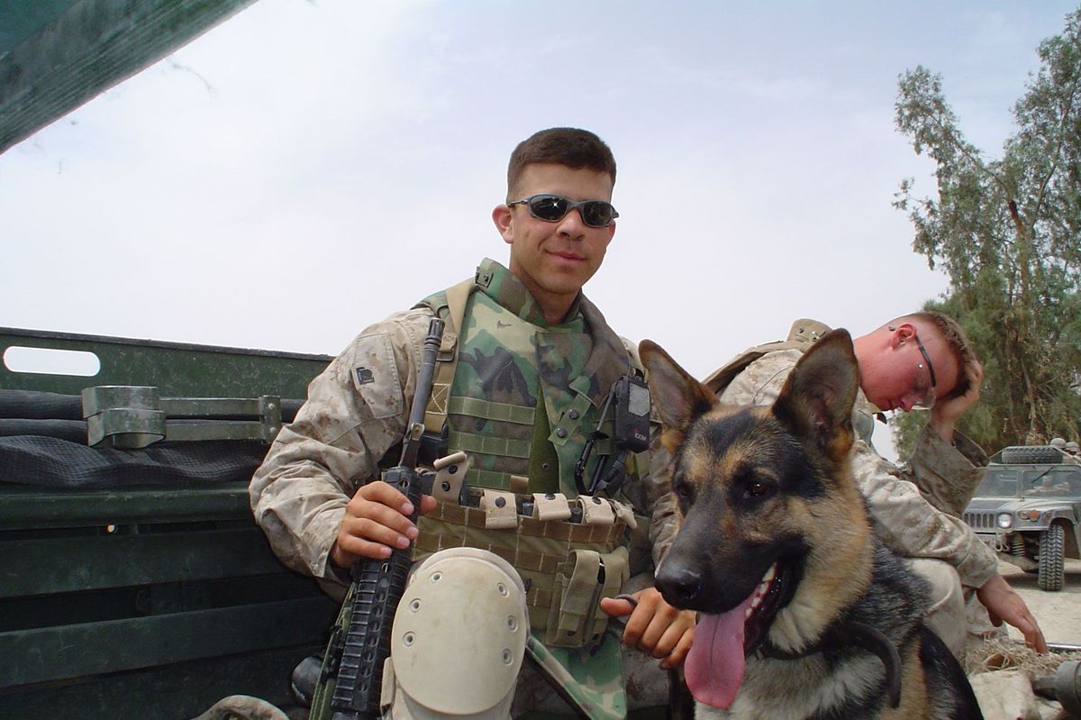 Marinierskorporaal Mike Dowling en de militaire hond Rex op patrouille in Irak in 2004
