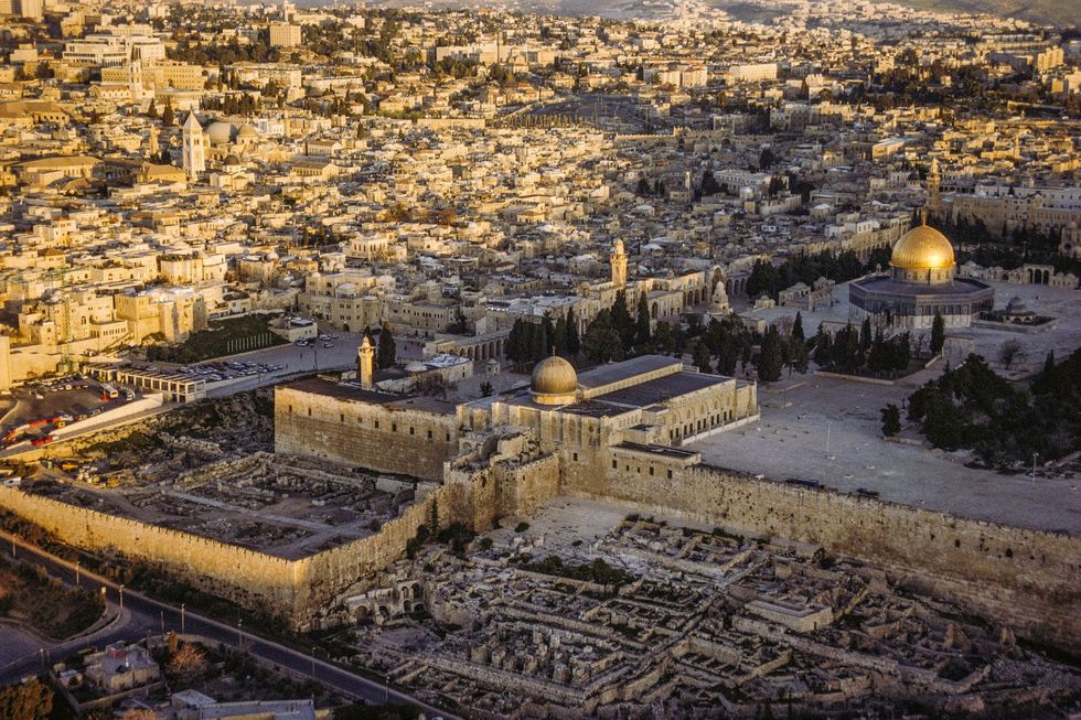 Een luchtfoto van de Tempelberg in Jeruzalem waar het zegel werd ontdekt op de ophel  een heuvel die in de oudheid was versterkt en waarvan de runes rechtsonder op de foto zijn te zien