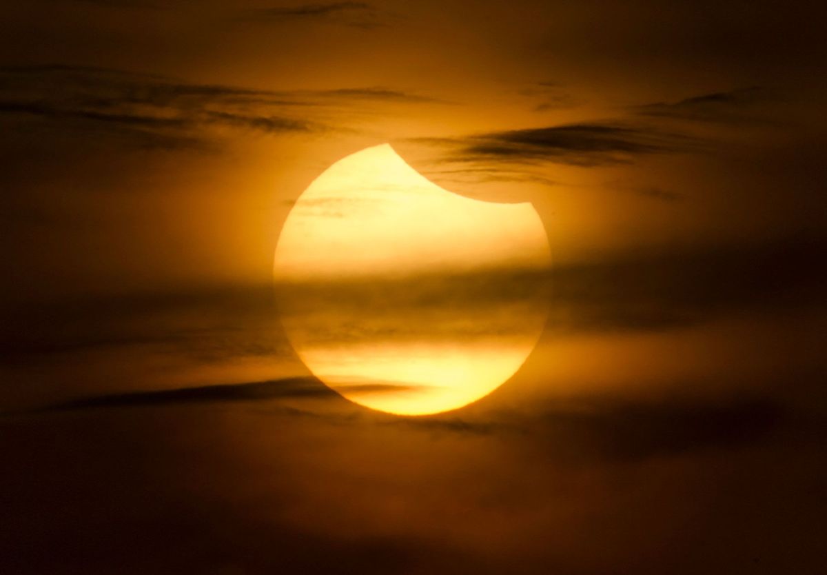 Voor enkele gelukkige nachtkijkers in Azi begint januari met een gedeeltelijke zonsverduistering vergelijkbaar met deze eclips die in augustus 2018 over China trok