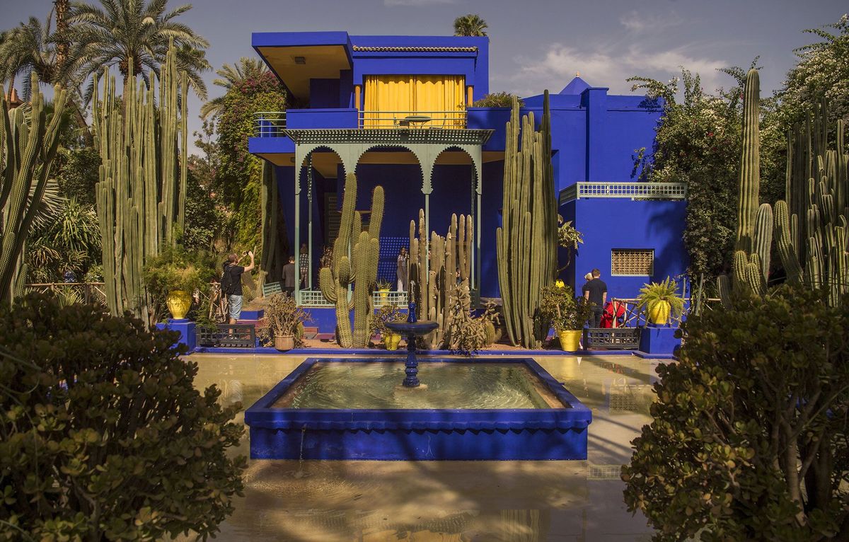 De Majorelletuin omvat vijvers planten uit de hele wereld en een mix van traditioneel Marokkaanse en eigentijdse elementen die modeontwerper Yves Saint Laurent inspireerden