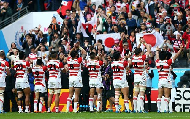 ノーサイドのホイッスル後、観客席に対し勝利の報告とともに応援のお礼をするラグビー日本代表