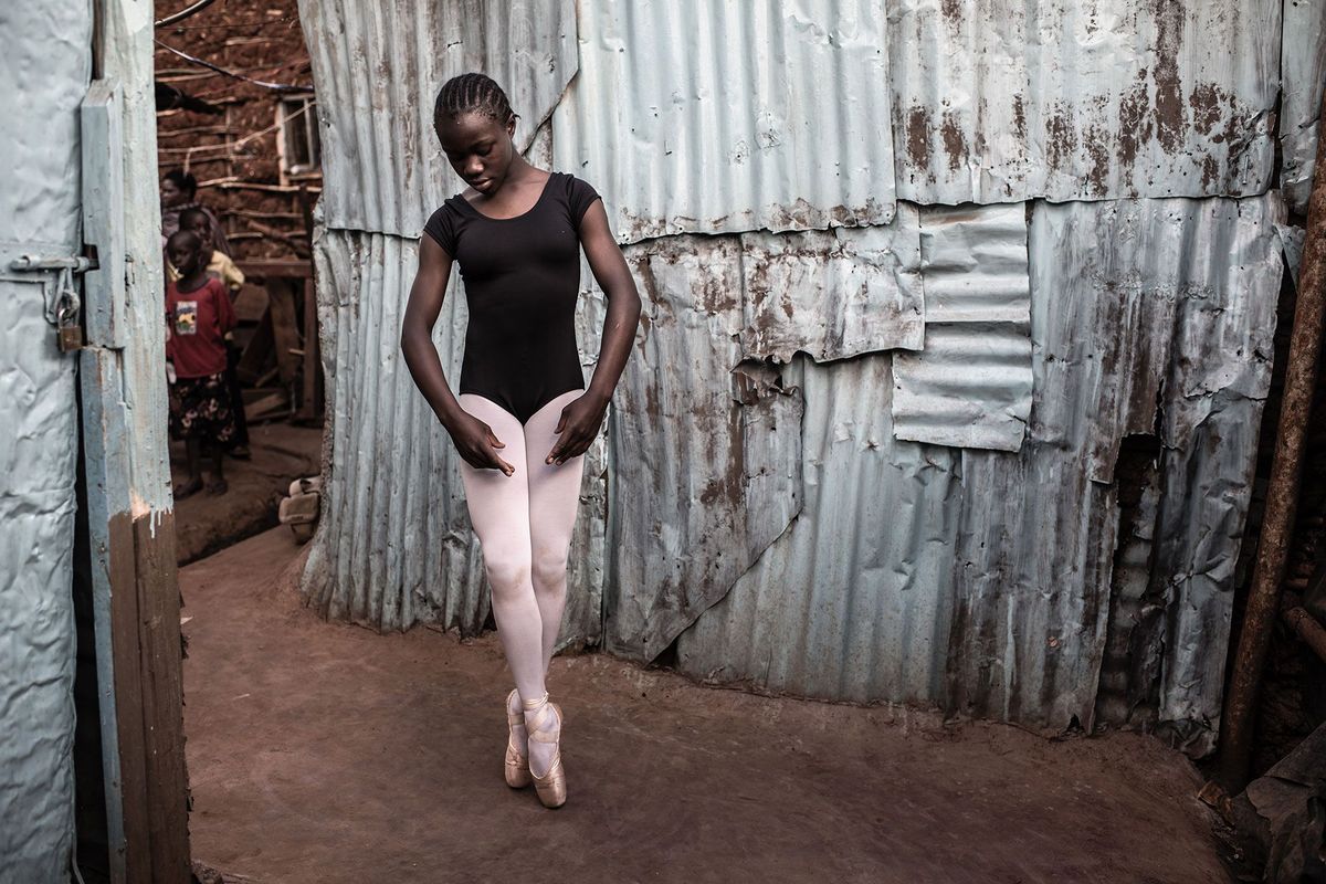 De 16jarige Pamela Adhiambo traint achter haar huis in Kibera een grote sloppenwijk in de Keniase hoofdstad Nairobi Ze volgde zon zes jaar lang balletlessen in Kibera en wordt nu door de liefdadigheidsinstelling Artists for Africa gesponsord om elders in de stad te trainen bij een professionele studio