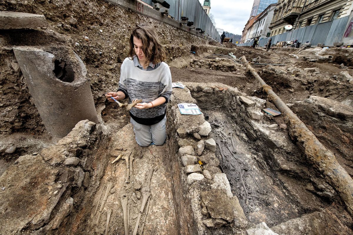 Bij opgravingen onder de Gosposvetskastraat in het centrum van Ljubljana zijn resten van de Romeinse nederzetting Emona aan het licht gekomen Emona zou later uitgroeien tot de huidige hoofdstad van Sloveni