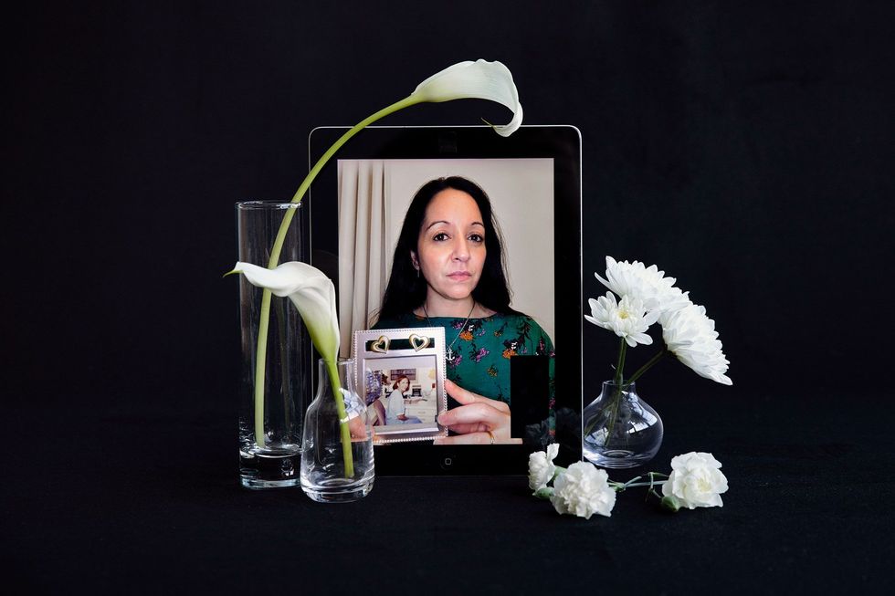 Fiana Garza Tulip toont een foto van haar overleden moeder ademhalingstherapeute Isabelle Odette Papadimitriou