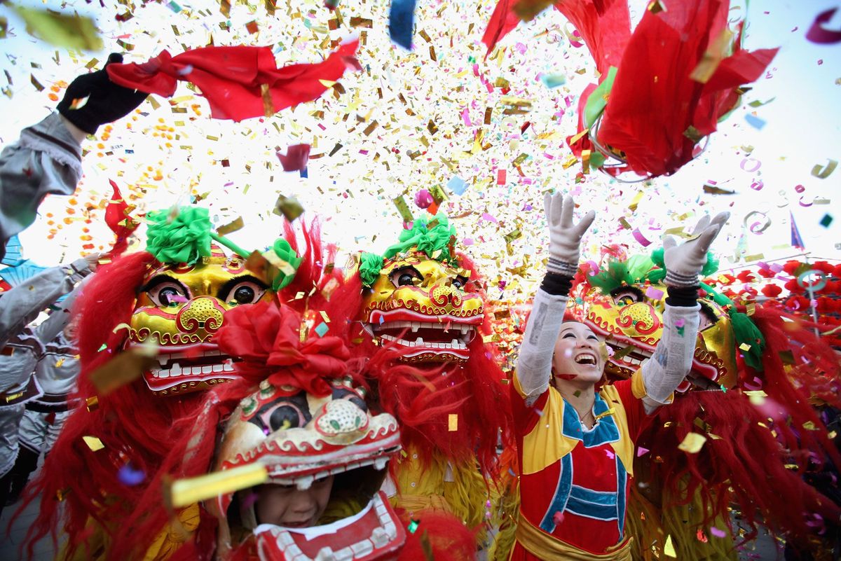 Chinese artiesten voeren de leeuwendans op tijdens de viering van het Maannieuwjaar op 22 januari 2012 in Beijing China