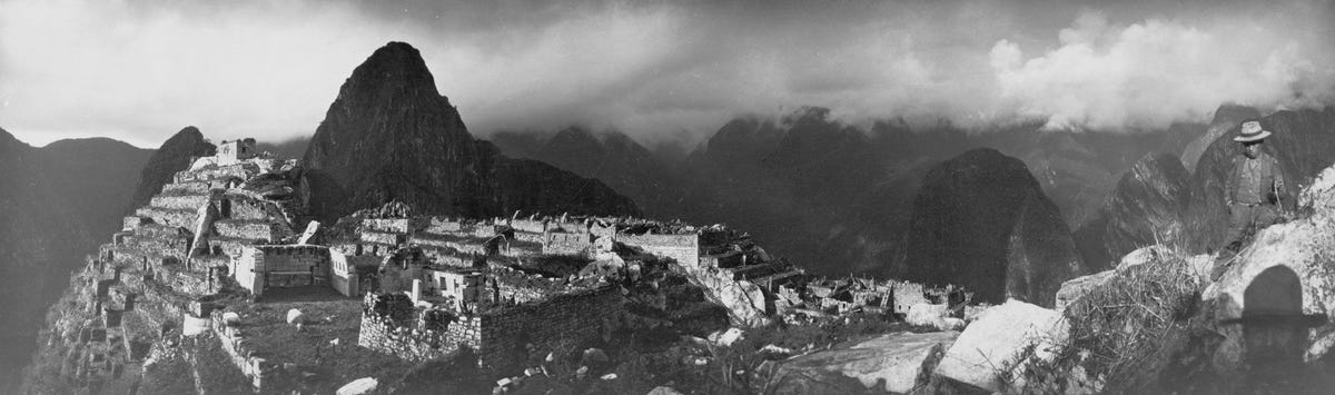 Een overzichtsfoto van Machu Picchu genomen vanaf een hoger gelegen punt