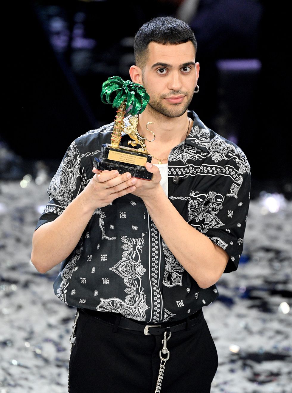 Mahmood vince Sanremo 2019 anche con un look anni 90, uno schema semplice fatto di camice uomo stampate eccentriche come se fossero state prese dall'armadio di papà, in un'operazione nostalgia di adolescente.