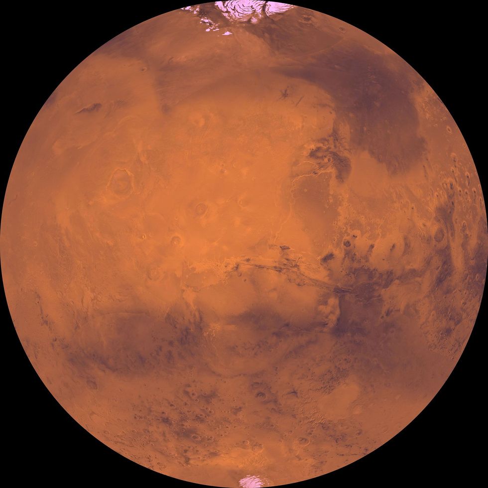De donkere bassins en heldere poolkappen behoren tot de meest kenmerkende eigenschappen van Mars