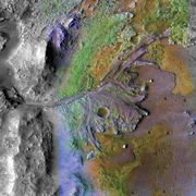 De NASArover Mars 2020 zal volgend jaar in de krater Jezero landen een 45 kilometer brede kom waar volgens wetenschappers ooit een meer lag Op deze composietfoto van opnamen die door twee instrumenten aan boord van de NASAsonde Mars Reconnaissance Orbiter zijn gemaakt is een oeroude rivierdelta in Jezero te zien Wetenschappers kunnen niet wachten om de locatie te onderzoeken op sporen van microbieel leven in een ver verleden