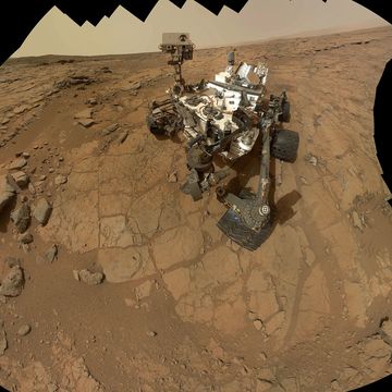 Deze NASAfoto van 3 februari 2013 is een zelfportret van de Marsrover Curiosity Volgens nieuw onderzoek heeft Curiosity aanwijzingen gevonden dat op Mars ooit een zoetwatermeer heeft gelegen waarin gedurende tientallen miljoenen jaren allerlei microben zouden hebben kunnen gedijen veel langer dan wetenschappers zich hadden voorgesteld