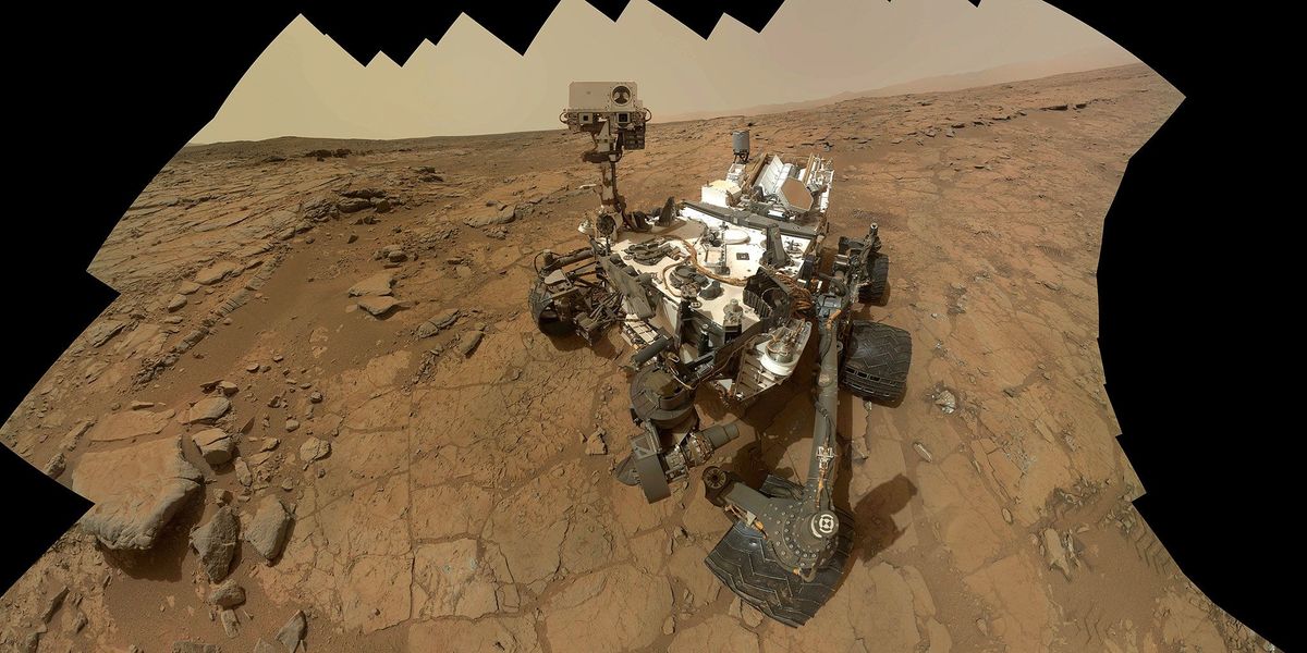 Deze NASAfoto van 3 februari 2013 is een zelfportret van de Marsrover Curiosity Volgens nieuw onderzoek heeft Curiosity aanwijzingen gevonden dat op Mars ooit een zoetwatermeer heeft gelegen waarin gedurende tientallen miljoenen jaren allerlei microben zouden hebben kunnen gedijen veel langer dan wetenschappers zich hadden voorgesteld