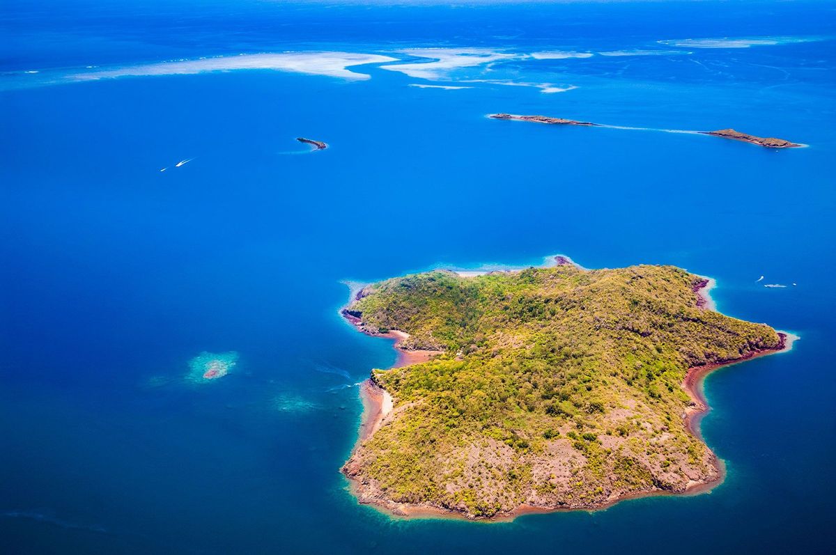 Sinds mei 2018 doet zich een vreemde cluster van seismische gebeurtenissen rond de eilandjes van Mayotte voor waaronder Chissioua Mbouzi dat onderaan deze foto is te zien Uit onderzoek is nu gebleken dat zowel het epicentrum van de cluster van aardschokken als de pasgeboren onderzeese vulkaan zich ten noordoosten van Mayotte bevinden