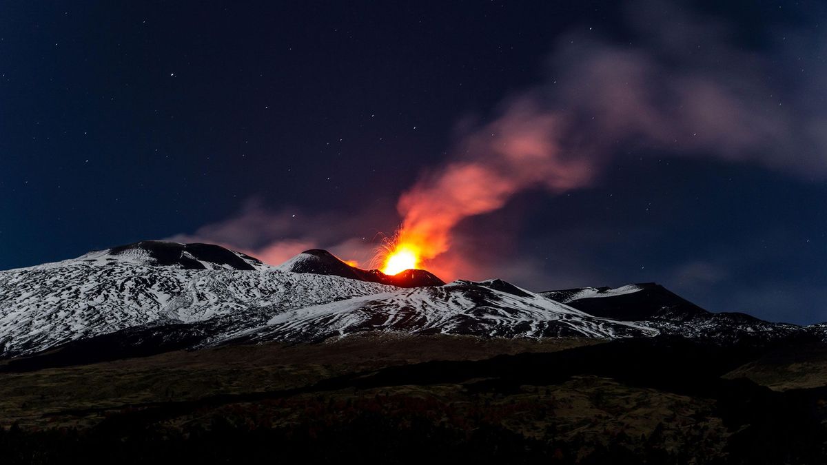 Tijdens een spectaculaire uitbarsting van de vulkaan Etna op Sicili in 2013 schiet lava uit de berg omhoog