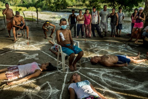 Na meer dan twee weken zonder medicijnen voor zijn nierziekte was Oseas Ros z verzwakt dat hij amper meer kon lopen In een ceremonie aan de voet van de Sortebergen bij Chivacoa in Venezuela roepen aanhangers van de religieuze cultus van Mara Lionza geesten van Vikingen op om hem te genezen