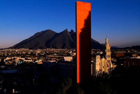 De Faro del Comercio torent uit boven de kathedraal van Monterrey in Monterrey California De 70 meter hoge kathedraal werd gebouwd in 1984 om de 100ste verjaardag van de Chamber of Commerce te vieren