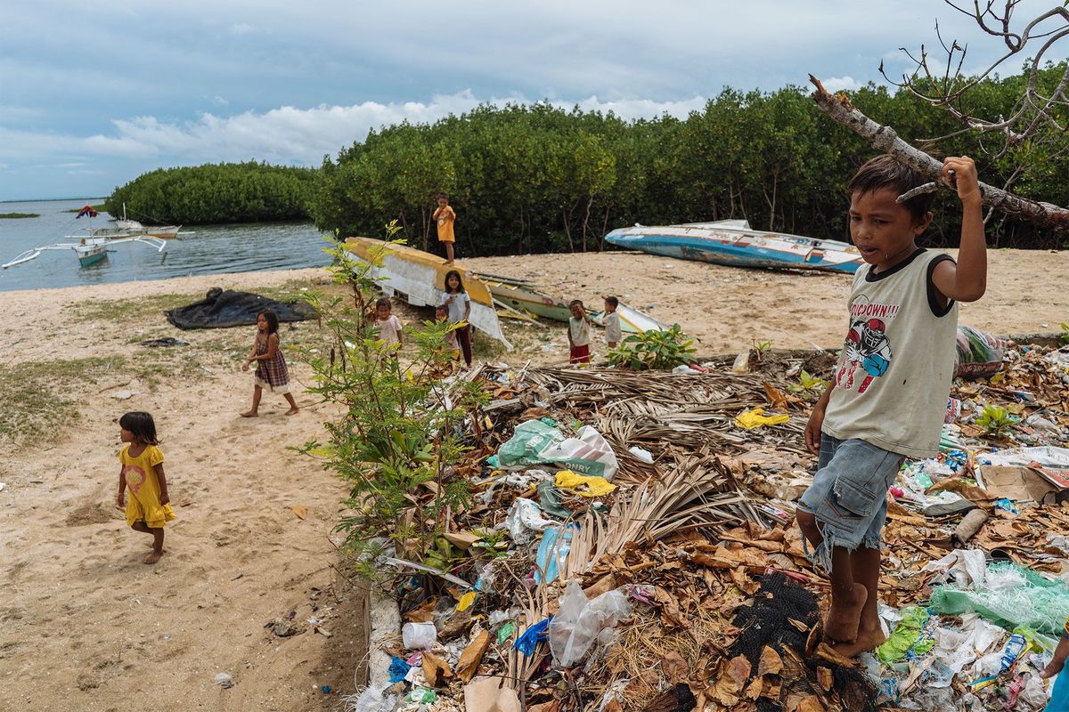 Kinderen spelen op een vuilnisbelt op het eiland Bohol in de Filipijnen Bij hoogtij en regen spoelt het afval de zee in De Filipijnen spelen een centrale rol in de wereldwijde mariene biodiversiteit maar staan als vervuiler van de wereldzeen op plek drie na China en Indonesi
