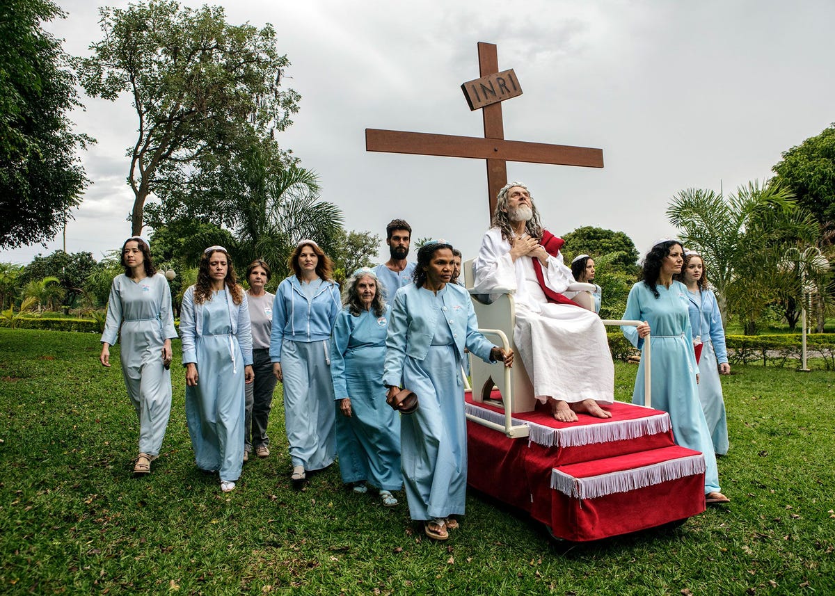 Nabij Brasilia Brazili duwen discipelen van INRI Iesus Nazarenus Rex Iudaeorum Jezus van Nazareth Koning der Joden hun Messias voort op een verrijdbaar platform Zon twaalf discipelen  vooral vrouwen  wonen bij de 69jarige celibataire man in een ommuurd complex dat wordt beschermd met prikkeldraad en hekken onder stroom INRI staat voor de initialen die Pontius Pilatus op Christus kruis liet aanbrengen INRI Cristo werd in 1979 wedergeboren
