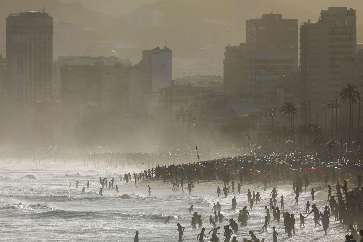 Op 8 september 2017 genieten badgasten van een warme winterdag aan het strand van Ipanema in Rio de Janeiro Brazili Volgens de NOAA was het eerste halfjaar van 2017 wereldwijd het op n na warmste dat ooit is gemeten