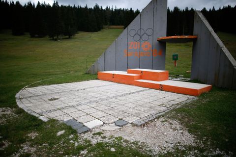 Het achtergebleven erepodium bij de verlaten skischans van de Olympische Winterspelen in Sarajevo in 1984 op de berg Igman bij Sarajevo op 19 september 2013