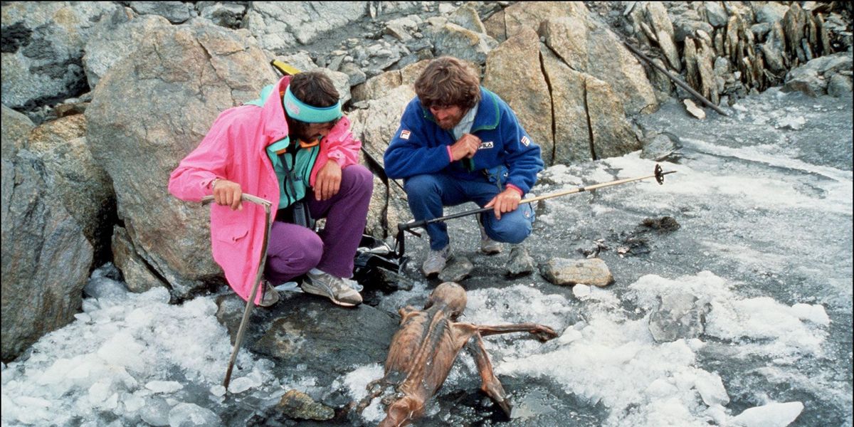 Bergbeklimmer Reinhold Messner rechts en een collega bekijken de gemummificeerde resten van tzi de IJsman kort na de ontdekking van de mummie in 1991