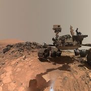 De NASArover Curiosity pauzeert in 2015 op een lager gelegen gedeelte van Mount Sharp om een zelfportret te maken De rover onderzoekt deze regio van de Rode Planeet al sinds 2012 waarbij ze ook gegevens over de samenstelling van de atmosfeer vergaart