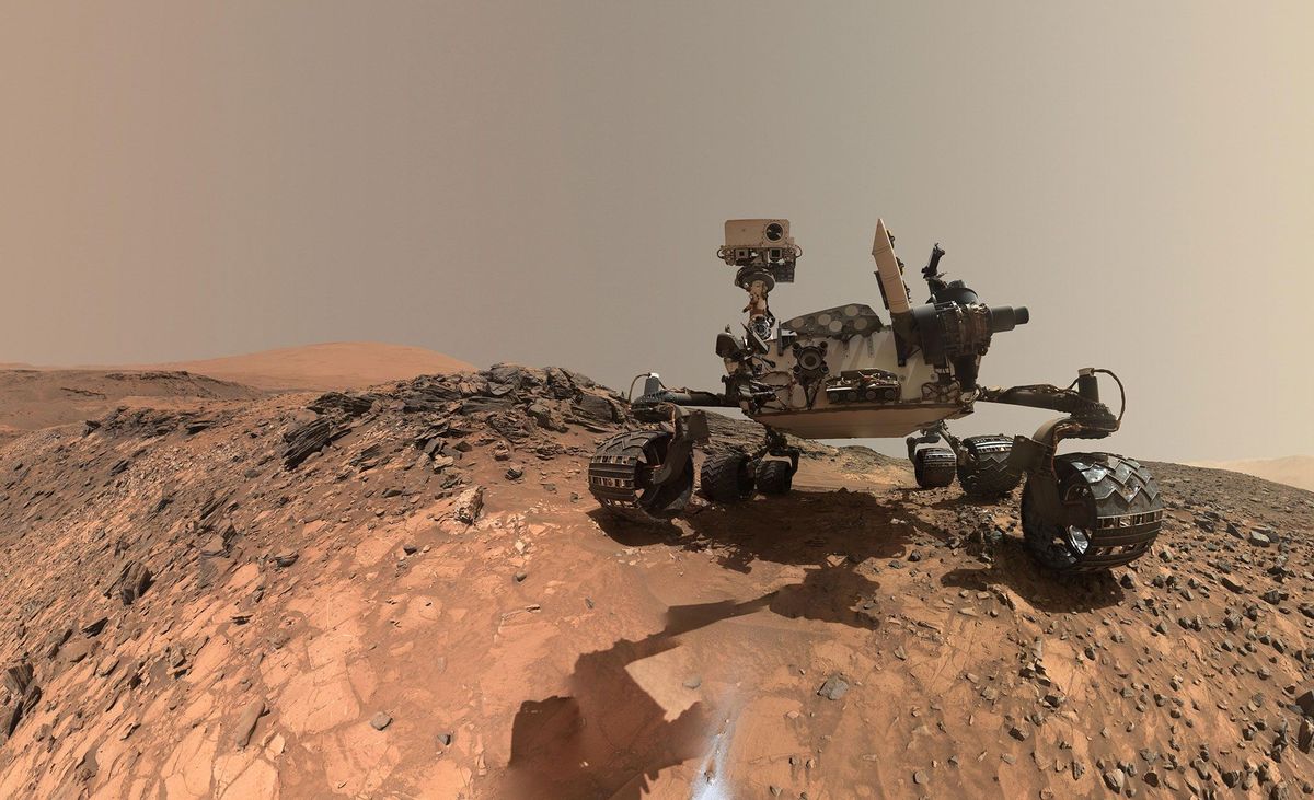 De NASArover Curiosity pauzeert in 2015 op een lager gelegen gedeelte van Mount Sharp om een zelfportret te maken De rover onderzoekt deze regio van de Rode Planeet al sinds 2012 waarbij ze ook gegevens over de samenstelling van de atmosfeer vergaart
