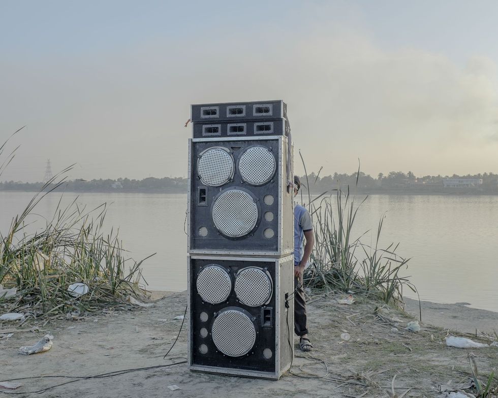 Uit luidsprekers die naar picknicks worden meegebracht schalt harde muziek uit Bengaalse en Hindi films