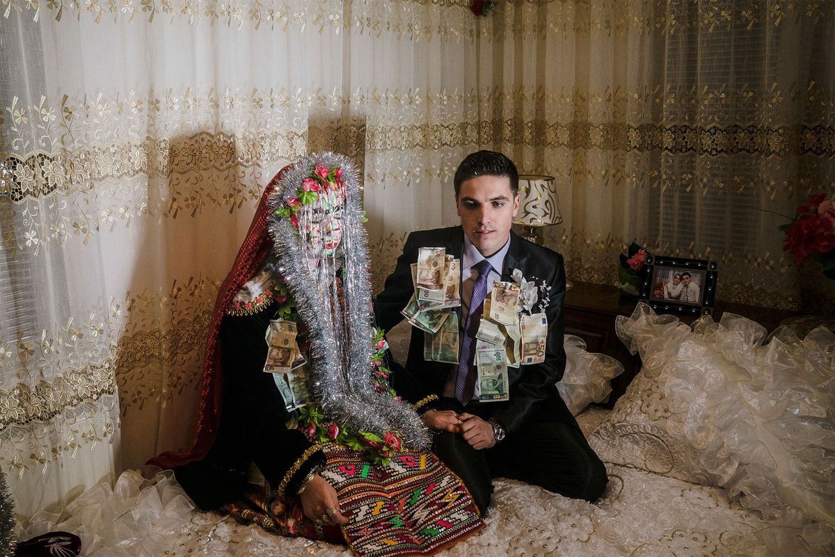 In het zuidwesten van Bulgarije houden slavische moslims of Pomaken traditionele trouwceremonies in de wintermaanden In deze foto poseren pasgetrouwde Selve Kuivashi links en Djamal Vurdal op het bed van hun huwelijksnacht in het plaatsje Rubnovo