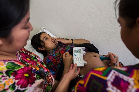 ACAMverloskundigen Nancy Rosales en Imelda Lopez brengen hun vierde prenatale bezoek aan Catarina Vasquez 27 die zwanger is van haar eerste kind De ACAM werd na de burgeroorlog in het land in 1996 opgericht door een groep Mamsprekende comadronas of traditionele vroedvrouwen