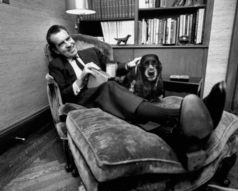 Richard Nixon haalt Checkers aan een hond die hij van een aanhanger had gekregen Nixons baanbrekende landelijke Checkerstoespraak op de Amerikaanse televisie werd naar de hond genoemd