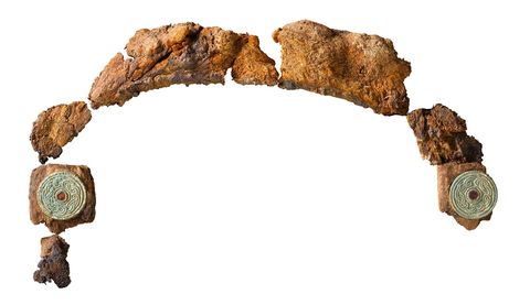 Op de resten van een houten lier in het graf werd metaalbeslag aangetroffen dat van een koperlegering was vervaardigd Het beslag was ingelegd met granaatkristal uit het Indiase subcontinent of Sri Lanka  het bewijs voor een wijdvertakt handelsnetwerk