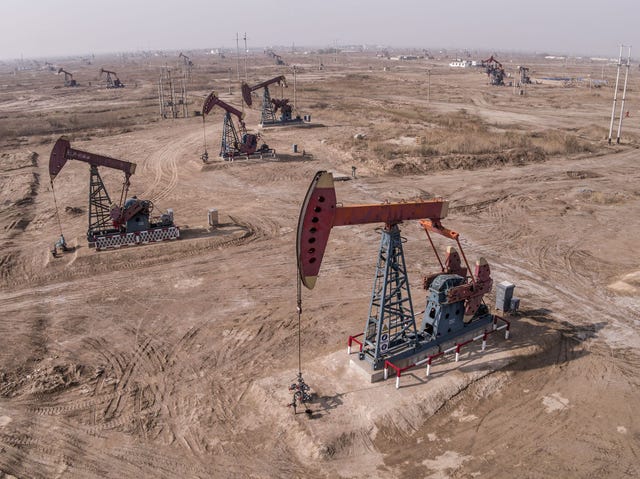 Alle belangrijke fossiele brandstoffen producerende landen waaronder de Verenigde Staten en China zijn van plan om de winning van olie gas en steenkool de komende tien jaar aanzienlijk op te schroeven waardoor het zo goed als zeker is dat ze de doelen uit het klimaatakkoord van Parijs niet halen Dit is een foto van een olieveld in China