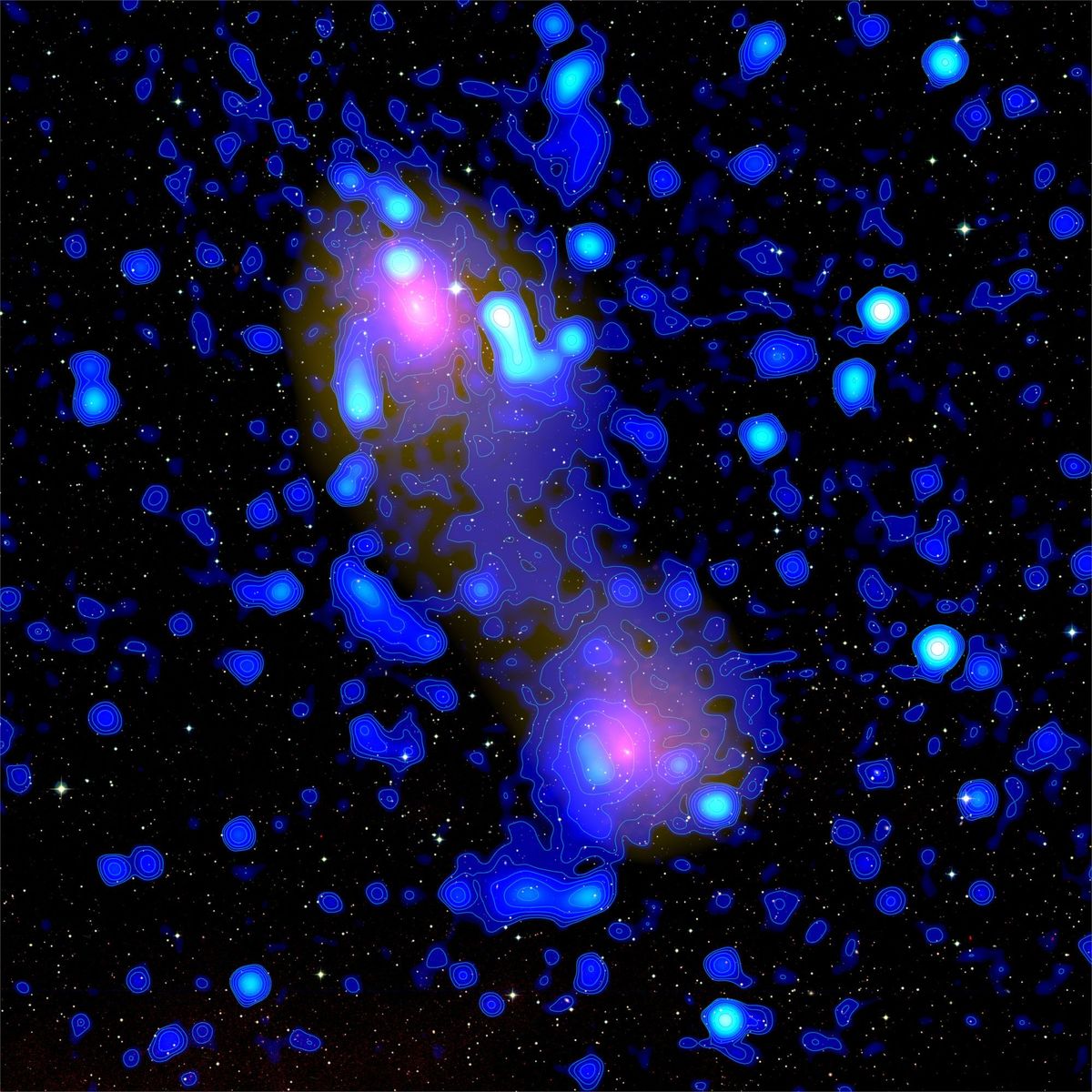Op deze samengestelde opname zijn de sterrenstelselclusters Abell 0399 en Abell 0401 te zien In deze clusters bevindt zich een enorme hoeveelheid plasma met een zeer hoge temperatuur dat rntgenstraling uitzendt rood De microgolfgegevens van de Plancksatelliet tonen een vage nevel van materie tussen de twee clusters geel terwijl de gegevens van de LOFARradiotelescoop de brug van radiostraling blauw laten zien die uit de nevel komt naast enkele van de specifieke sterrenstelsels waaruit de clusters bestaan