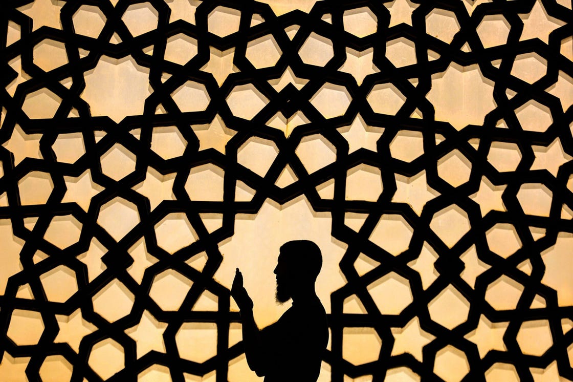 tijdens de heilige maand ramadan proberen moslims dichter bij allah te komen door te vasten om te zien naar anderen en te bidden zoals ook deze palestijnse man die bidt in de grote moskee in gazastad
