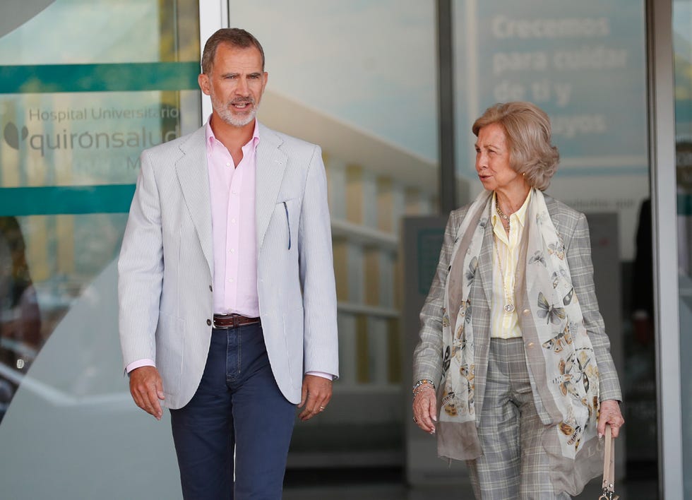 rey Felipe, rey Juan Carlos, reina Letizia, doña Sofía, infanta Sofía, princesa Leonor, El rey Felipe confirma que doña Letizia y sus hijas visitarán al rey Juan Carlos, El rey Felipe y doña Sofía confirman que la operación de don Juan Carlos ha sido un éxito, Primeras impresiones del rey Felipe y doña Sofía tras la operación del rey Juan Carlos