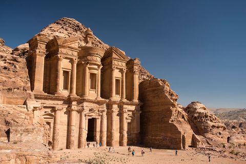 Met zijn rijk bewerkte faade van 45 meter hoogte verrijst het rotsklooster van Petra in het Jordaanse deel van de Nafoedwoestijn vermoedelijk was Het Klooster oorspronkelijk een tempel uit de 1e eeuw vChr