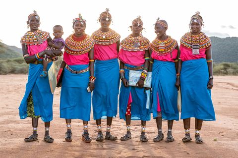 Samburuvrouwen die naar de school in het dorp gaan