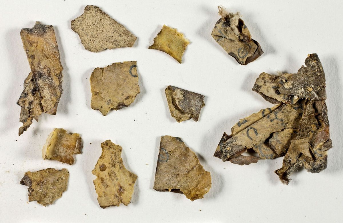 De eerste nieuwe fragmenten van de Dode Zeerollen die in ruim een halve eeuw zijn gevonden zijn ontdekt in een spelonk die door archeologen de Grot der Verschrikking wordt genoemd