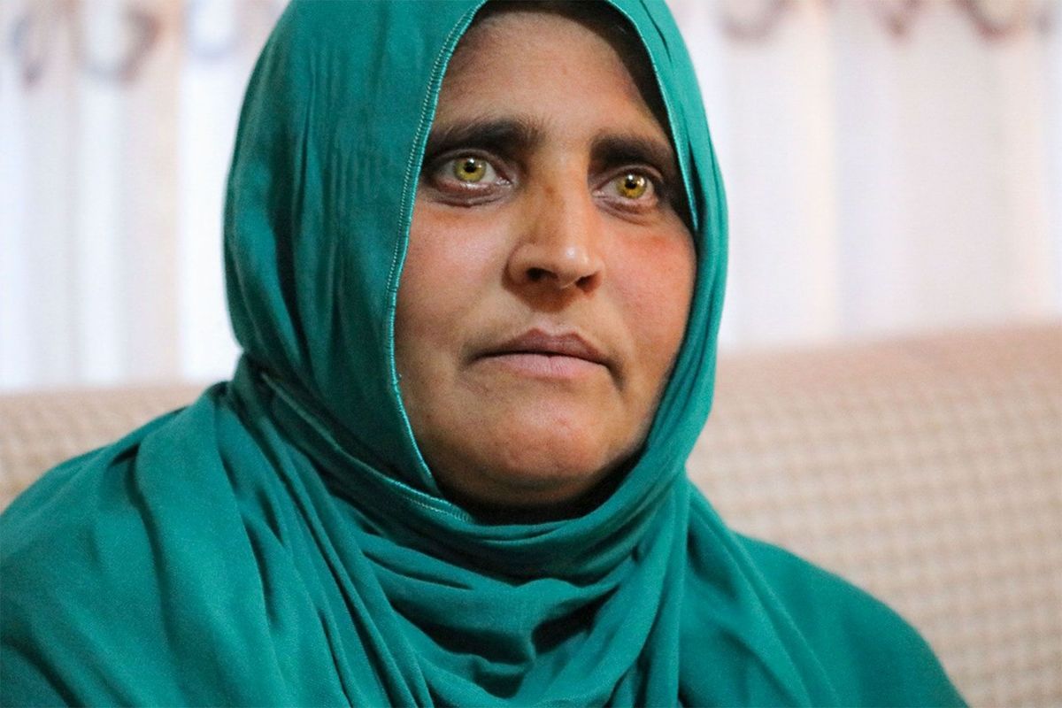 Sharbat Gula die wereldberoemd werd als het Afghaanse meisje is nu 45 jaar en heeft zelf vier kinderen