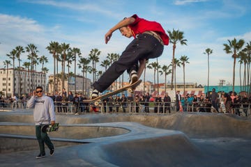 In Venice Beach Skate Park in Los Angeles trekken de capriolenvan skateboarders als Sean Davis veel bekijks De 22jarige Sean verhuisde vorig jaar van Illinois naar Californieom zijn droom waar te maken profskateboarder worden in de bakermat van de sport